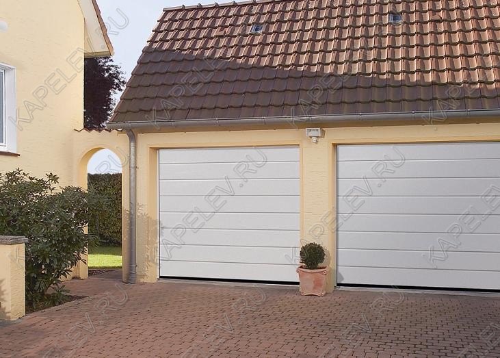 Секционные ворота , М-гофр, поверхность Woodgrain, цвет RAL 9016 (белый), применяются для подчеркивания индивидуальности Вашего дома